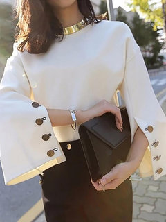 Round Neck Short Loose Fashion Button T Shirt (Style V300591)